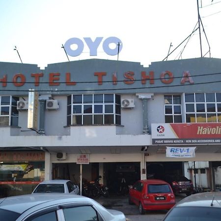 Oyo 89737 Hotel Tishoa Kampong Batu Tiga Extérieur photo