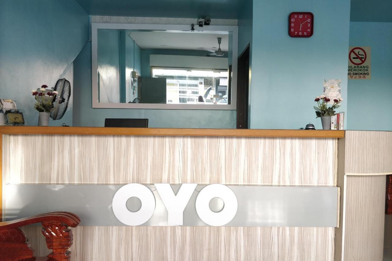 Oyo 89737 Hotel Tishoa Kampong Batu Tiga Extérieur photo