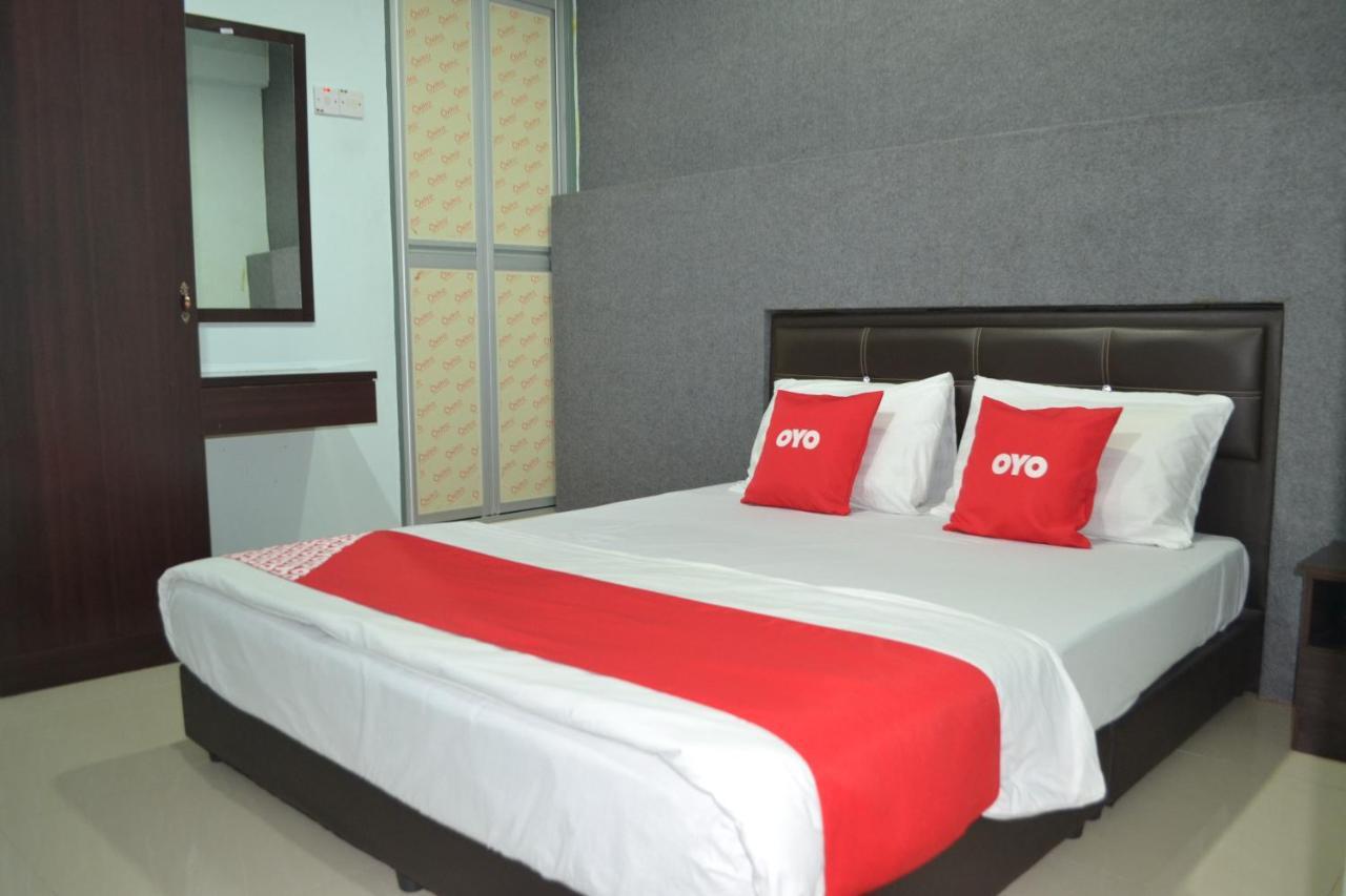 Oyo 89737 Hotel Tishoa Kampong Batu Tiga Extérieur photo