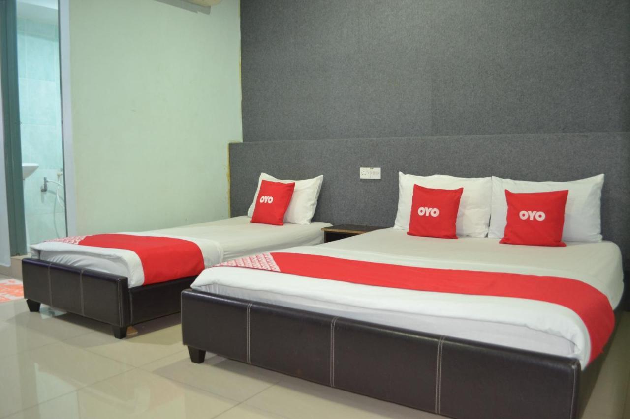 Oyo 89737 Hotel Tishoa Kampong Batu Tiga Extérieur photo