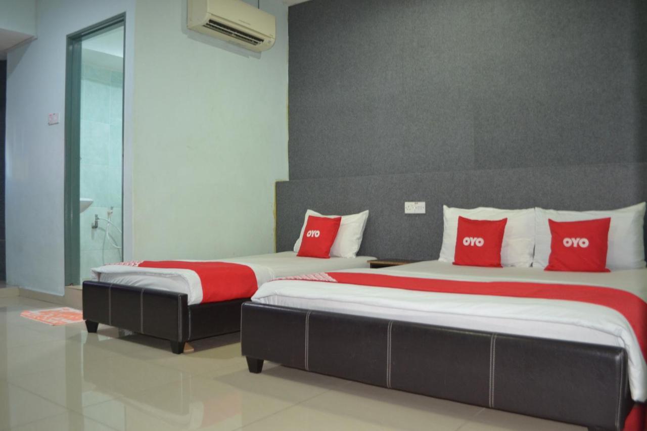 Oyo 89737 Hotel Tishoa Kampong Batu Tiga Extérieur photo