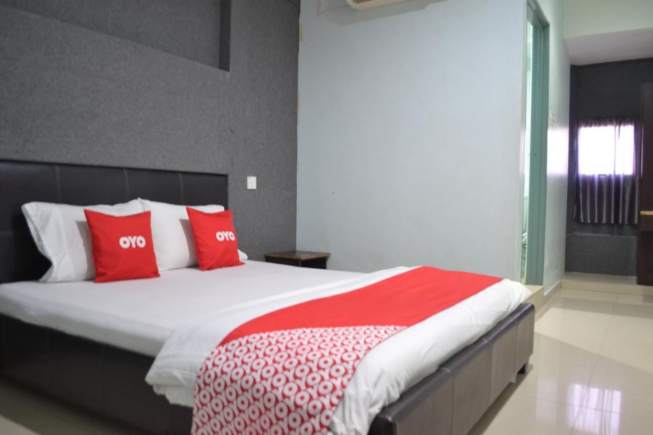Oyo 89737 Hotel Tishoa Kampong Batu Tiga Extérieur photo