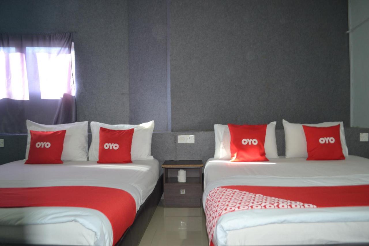 Oyo 89737 Hotel Tishoa Kampong Batu Tiga Extérieur photo