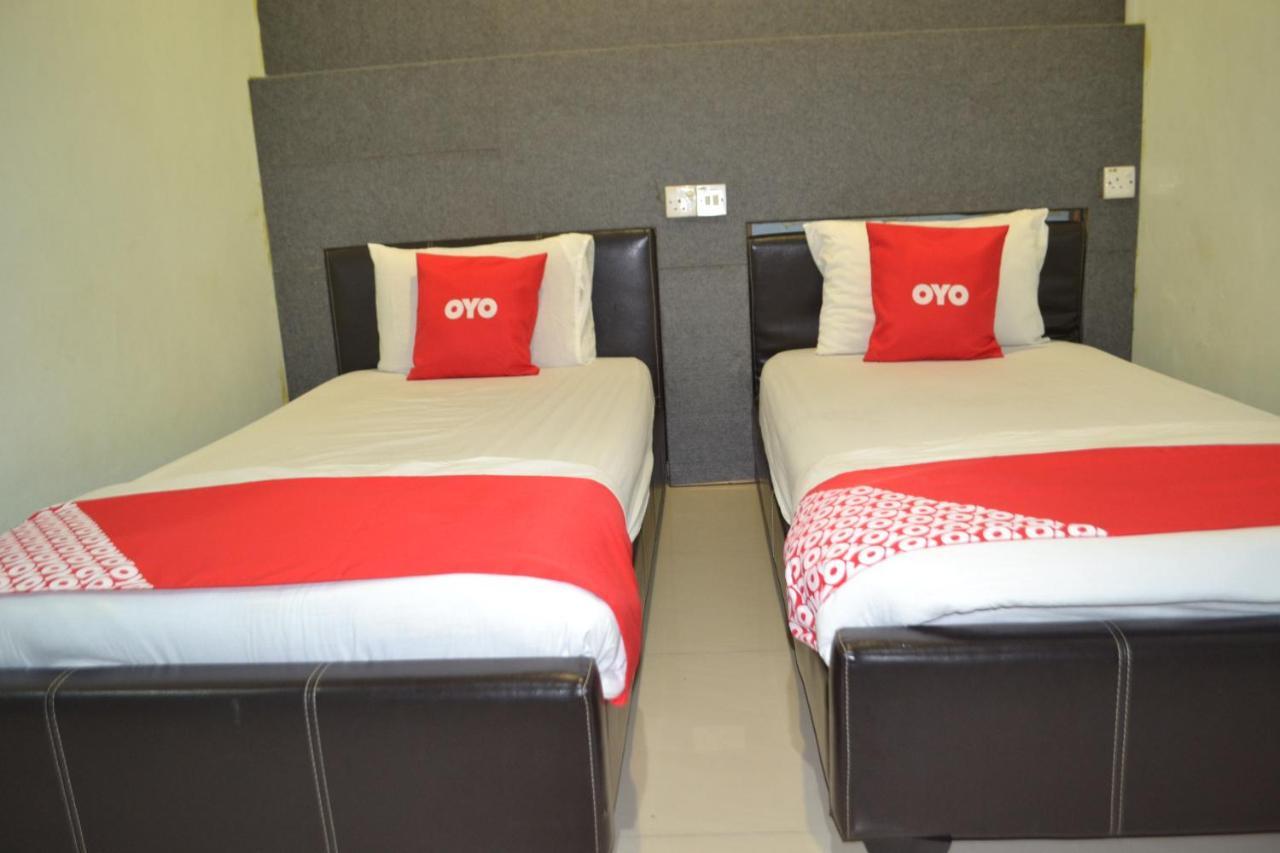 Oyo 89737 Hotel Tishoa Kampong Batu Tiga Extérieur photo
