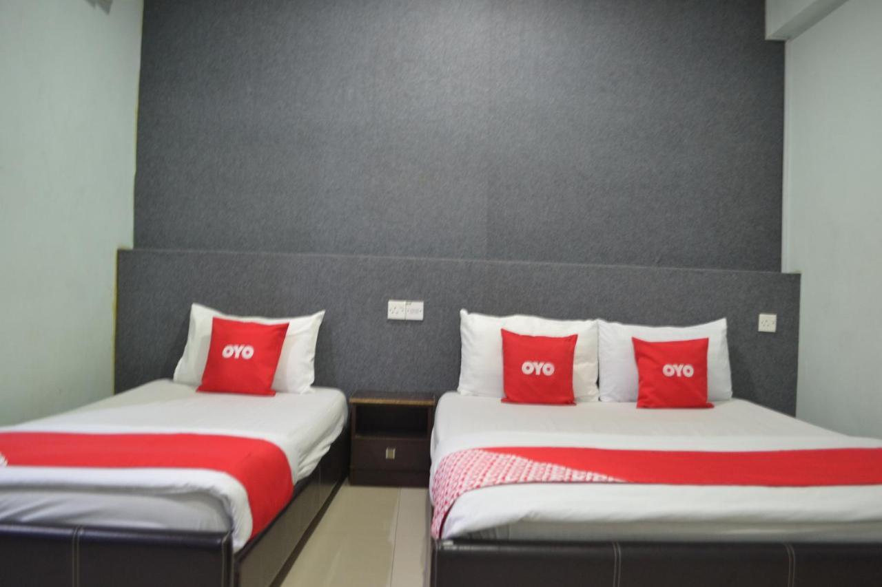 Oyo 89737 Hotel Tishoa Kampong Batu Tiga Extérieur photo