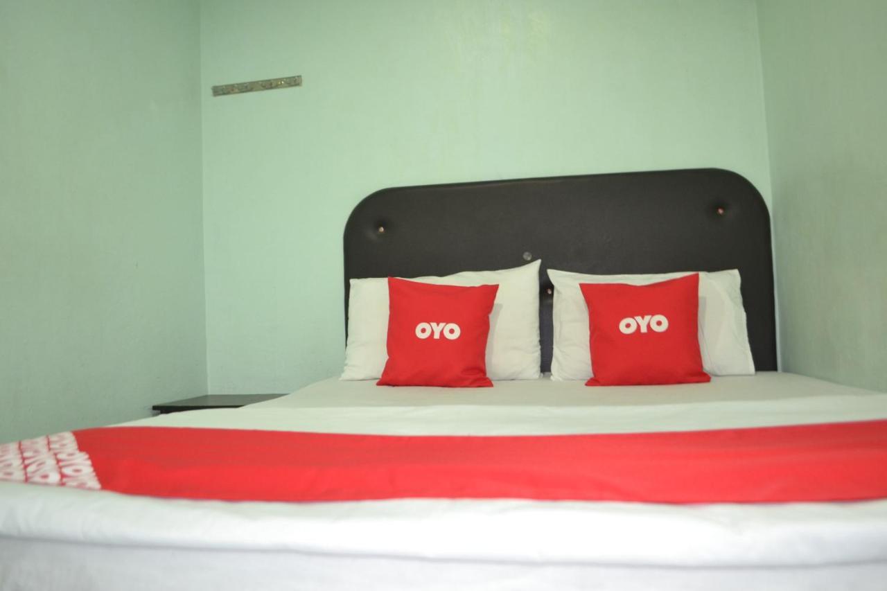 Oyo 89737 Hotel Tishoa Kampong Batu Tiga Extérieur photo