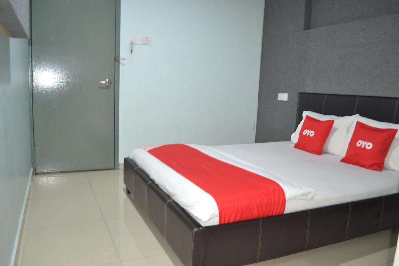Oyo 89737 Hotel Tishoa Kampong Batu Tiga Extérieur photo